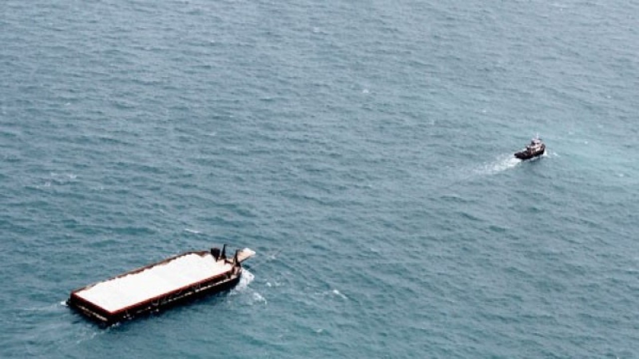 Dokumentasi. Sebuah kapal tunda menarik tongkang berisi pasir laut yang akan dibawa ke Singapura, di perairan Kepulauan Riau, Selasa (10/2). Kementerian Kelautan dan Perikanan telah menyetop ijin ekspor pasir sejak tahun 2003 silam, namun praktiknya masih banyak tongkang bermuatan yang kedapatan berlayar. (ANTARA FOTO/Joko Sulistyo)