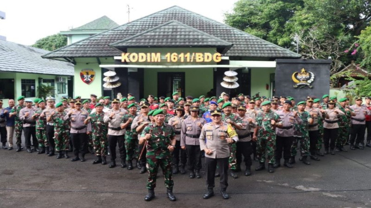 Jajaran Kepolisian Resor Kota Denpasar dan Kodim 1611/Badung berpose bersama usai melakukan apel kesiapan pengamanan side event KTT ASEAN dan pengamanan pemilu 2023 di Badung, Bali, Selasa (9/5/2023). ANTARA/HO-Humas Polresta Denpasar