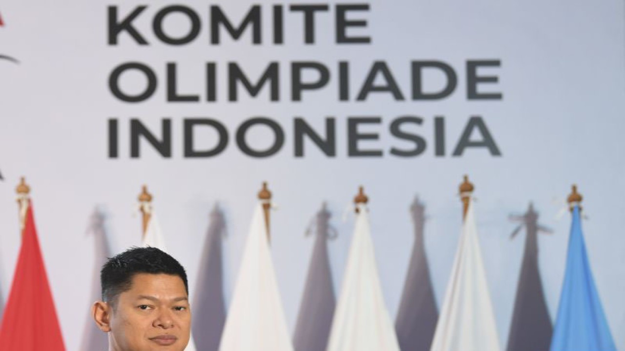 Foto arsip: Ketua Komite Olimpiade Indonesia Raja Sapta Oktohari berjalan saat Kongres Luar Biasa (KLB) Komite Olimpiade Indonesia (KOI) 2023 di Jakarta, Selasa (7/3/2023). Dalam KLB tersebut menyetujui usulan perubahan AD/ART dan pengesahkan penetapan pelaksanaan Kongres KOI pada Juni 2023. ANTARA FOTO/M Risyal Hidayat/YU