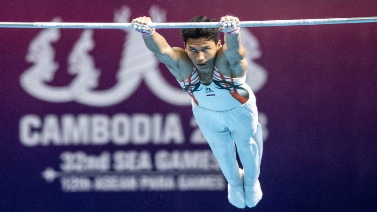 Pesenam Indonesia Abiyu Rafi melakukan gerakan saat final senam artistik nomor palang tunggal SEA Games 2023 di Olympic Complex Marquee, Phnom Penh, Kamboja, Selasa (9/5/2023). Abiyu Rafi berhasil meraih medali perak dengan total skor 13.000. ANTARA FOTO/M Agung Rajasa/YU