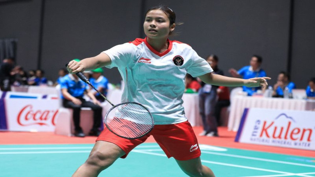 Komang Ayu Cahya Dewi menyumbang poin pertama setelah mengalahkan wakil Kamboja Phon Chenda dengan skor 21-4, 21-4 di Morodok Techo Badminton Hall, Phnom Penh, Selasa (9/5/2023). Kemenangan tersebut turut mengantarkan Indonesia melaju ke semifinal. (ANTARA/HO-PBSI)