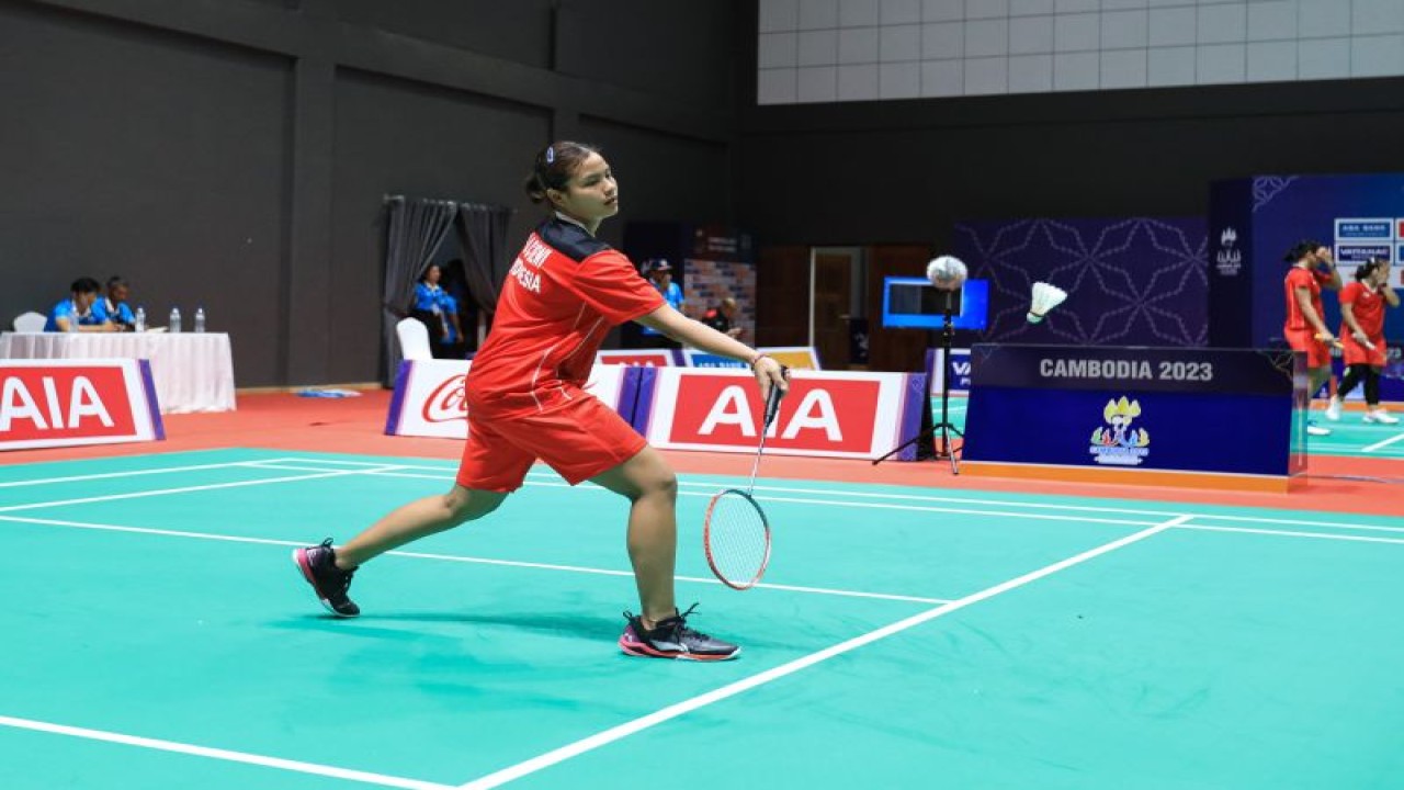 Pebulu tangkis tunggal putri Indonesia Komang Ayu Cahya Dewi saat menjalani sesi latihan di Badminton Hall Morodok Techo, Phnom Penh, Kamboja, Sabtu. (ANTARA/HO-PP PBSI)