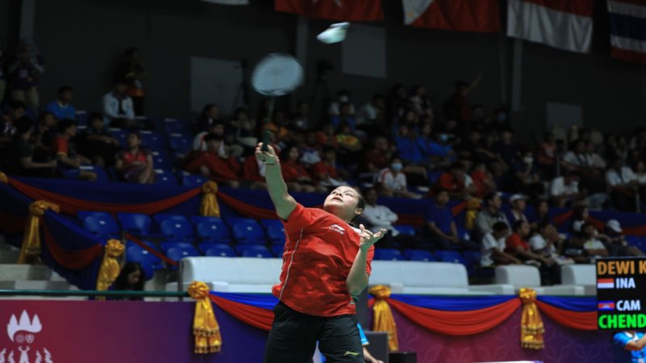 Pebulu tangkis tunggal putri Komang Ayu Cahya Dewi mengalahkan wakil tuan rumah Phon Chenda pada babak 16 besar pertandingan nomor individu SEA Games 2023 di Phnom Penh, Kamboja, Jumat. (ANTARA/HO-PP PBSI)