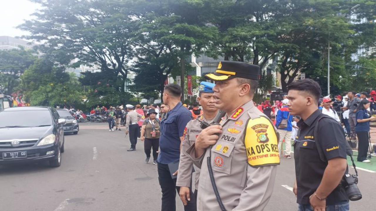 Kapolres Metro Jakarta Pusat Kombes Pol Komarudin saat memantau pergerakan massa di Kawasan Monas, Jakarta Pusat, Senin (1/5/2023). ANTARA/Ilham Kausar