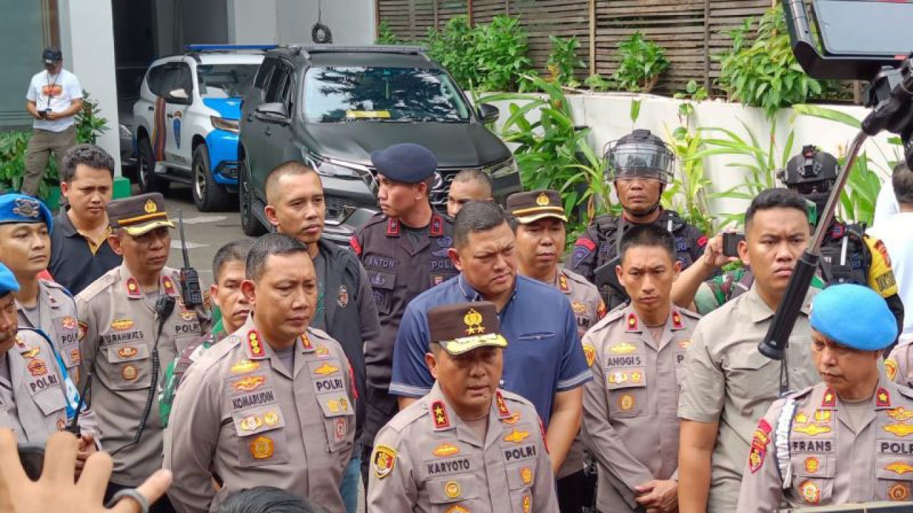 Kapolres Metro Jakarta Pusat Kombes Pol Komarudin (kiri) melakukan konferensi pers di Kantor MUI Pusat terkait penembakan di lokasi tersebut, Selasa (2/5/2023). ANTARA/Ilham Kausar