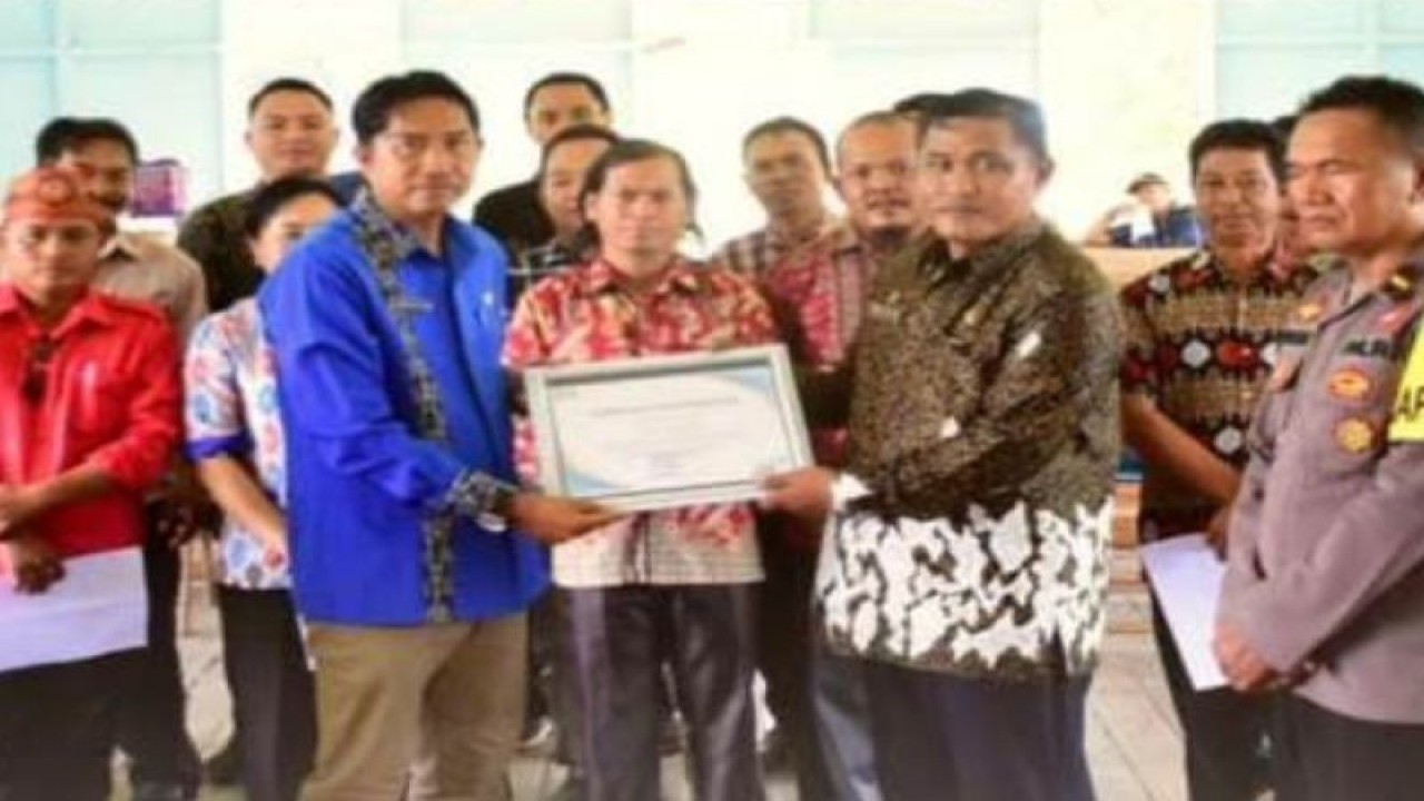 Sebanyak 26 kepala desa di Kecamatan Tempunak wilayah Kabupaten Sintang Kalimantan Barat deklarasi pembentukan PPID di tingkat desa daerah tersebut. ANTARA/HO-Kominfo Sintang. (Teofilusianto Timotius)