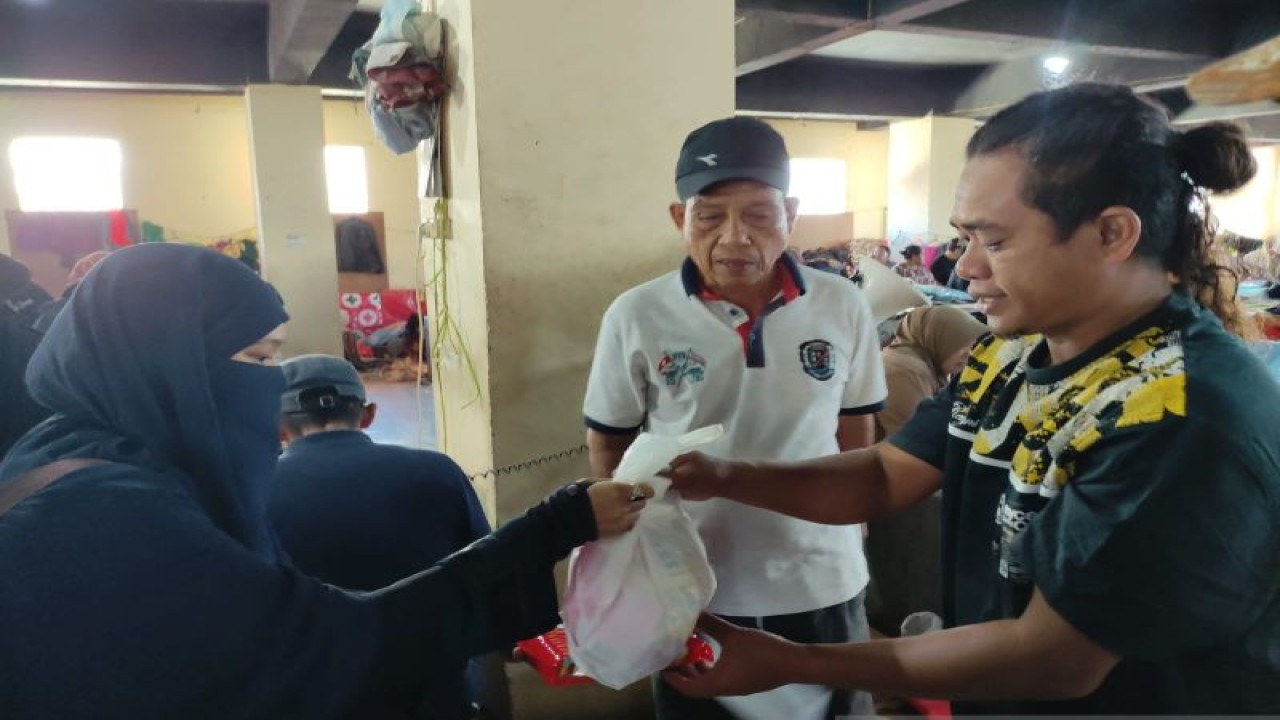 Perwakilan Komunitas Sahabat Manise menyerahkan bantuan kepada korban kebakaran di Kelurahan Honipopu, Kota Ambon, Provinsi Maluku. (ANTARA/DedyAzis)