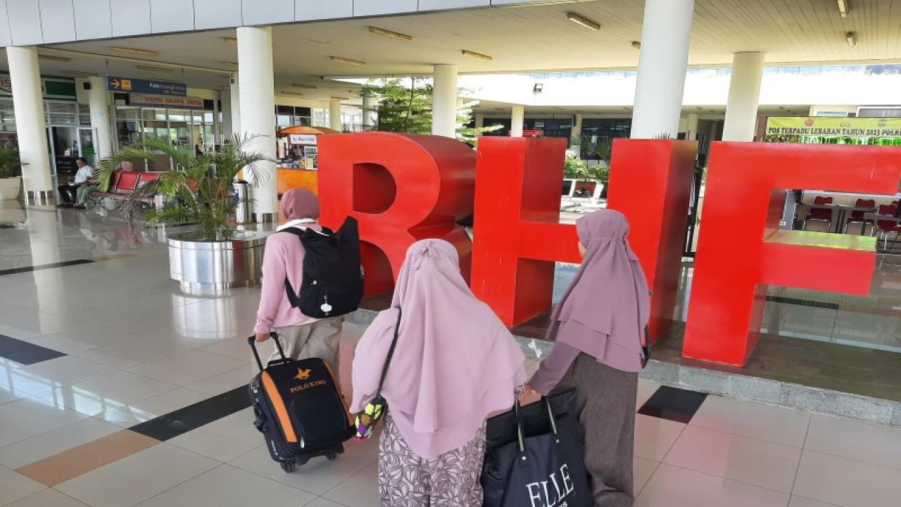 Kondisi arus balik mudik H+9 Lebaran Idul Fitri 2023 di bandara RHF Tanjungpinang, Kepri, Selasa (2/5/2023). (Ogen)
