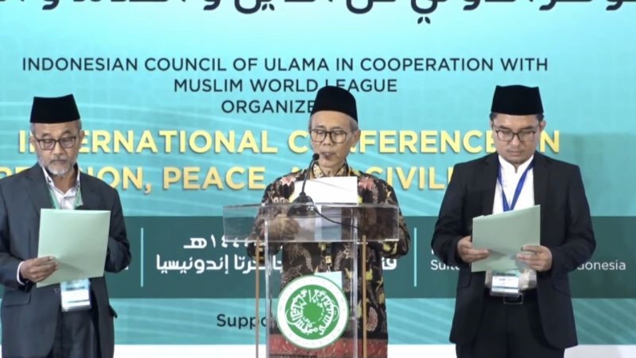 Ketua MUI Bidang Hubungan Luar Negeri Sudarnoto Abdul Hakim (tengah) saat membacakan Deklarasi Jakarta, Selasa (23/5/2023). (ANTARA/Asep Firmansyah/Youtube-MUI TV)