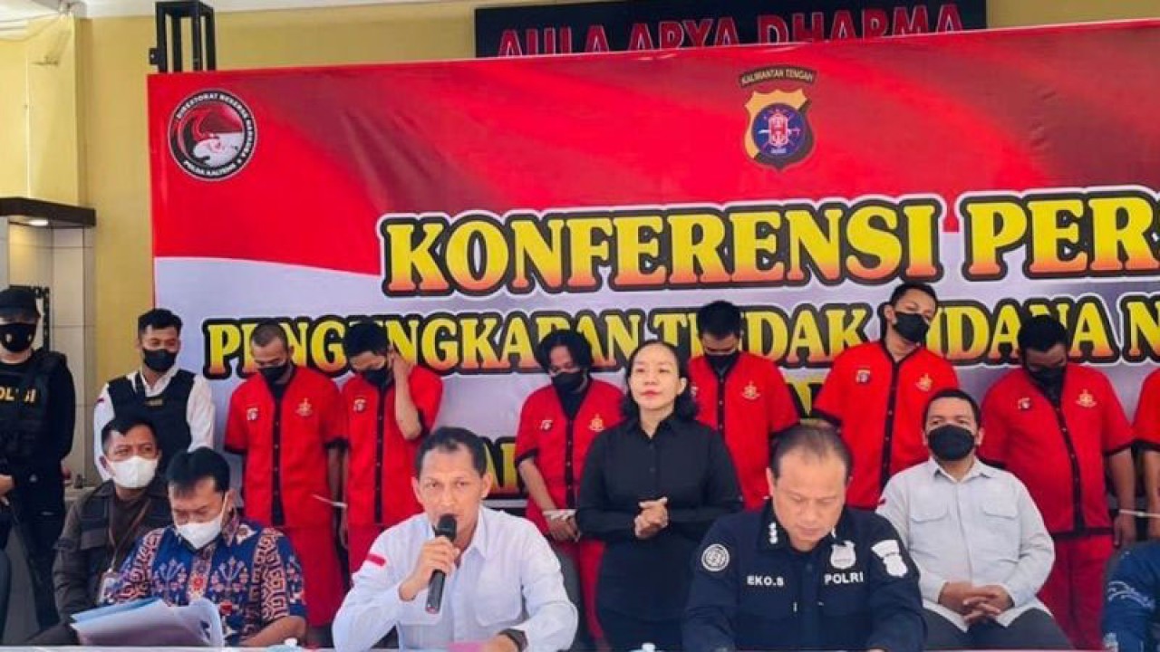 Direktur Reserse Narkoba Polda aklteng Kombes Pol Nono Wardoyo (kedua kiri) menjelaskan terkait pengungkapan narkoba yang telah diungkap Polda setempat beberapa waktu lalu. ANTARA/Adi Wibowo