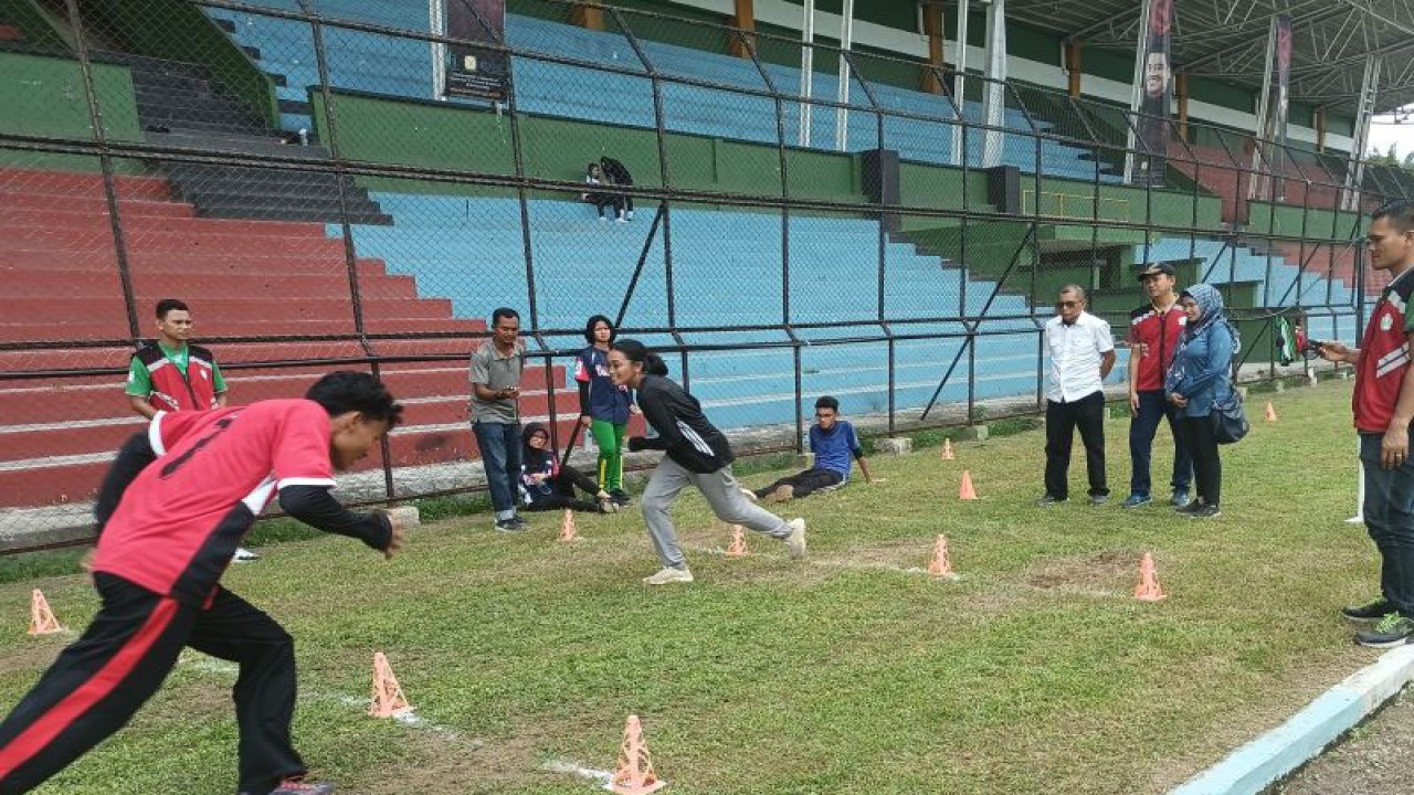 Calon atlet binaan KONI medan sedang menjalani tes fisik di Stadion Teladan Medan (ANTARA/Juraidi)