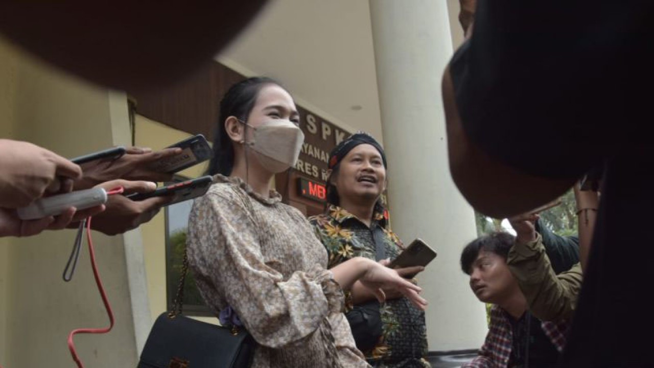 Korban kasus dugaan pelecehan seksual oknum atasan perusahaan AD (24) keluar ruang penyidik Polres Metro Bekasi usai menjalani pemeriksaan didampingi kuasa hukum, Selasa. (ANTARA/Pradita Kurniawan Syah).