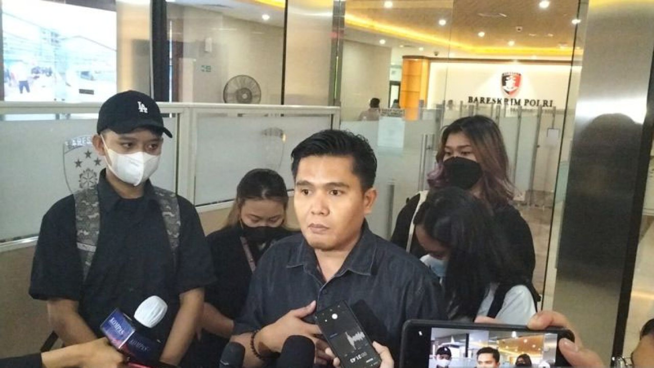 Muhammad Zainul Arifin, pengacara korban penipuan penjualan tiket konser Coldplay, memberikan keterangan kepada wartawan di Bareskrim Mabes Polri, Jakarta, 23/5/2023). (ANTARA/Laily Rahmawaty)