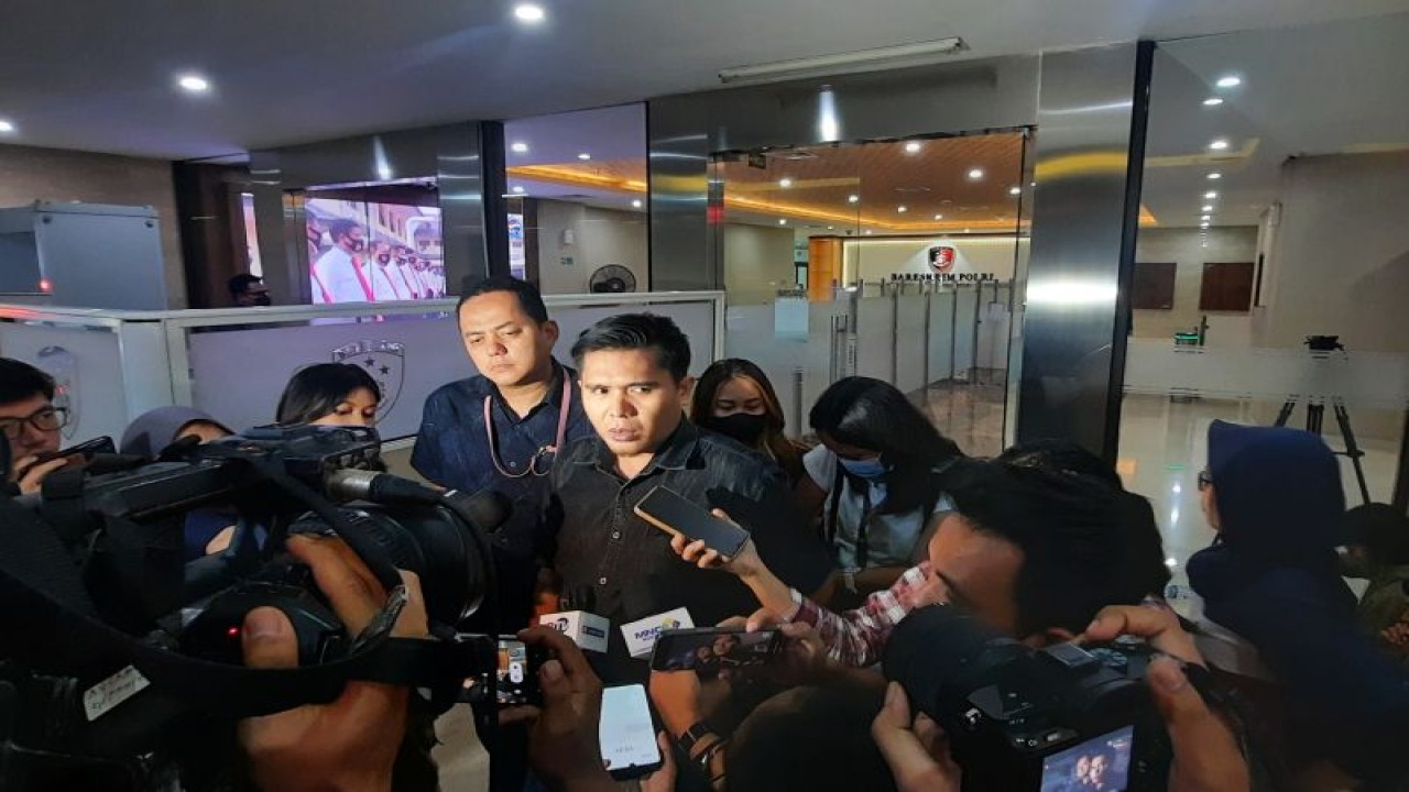 Tim kuasa hukum korban penipuan penjualan tiket konser Coldplay memberikan keterangan kepada wartawan di Bareskrim Polri, Jakarta, Selasa (23/5/2023). ANTARA/Laily Rahmawaty