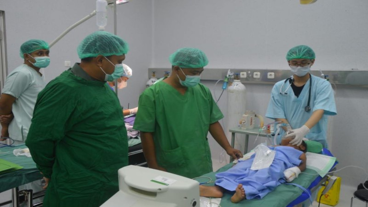 Kepala Staf Korem 161/Wira Sakti Kupang Kolonel Cpl Simon Petrus Kamlasi meninjau proses operasi bibir sumbing di RS TNI AD di Kupang. ANTARA/Ho-Penrem 161/Wira Sakti