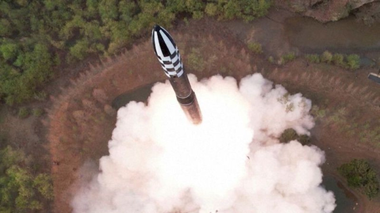 Peluncuran uji coba rudal balistik antarbenua (ICBM) Hwasong-18 di lokasi yang dirahasiakan dalam foto yang dirilis Kantor Berita Korea Utara KCNA (14/4/2023). (ANTARA FOTO/KCNA via REUTERS/tom.)