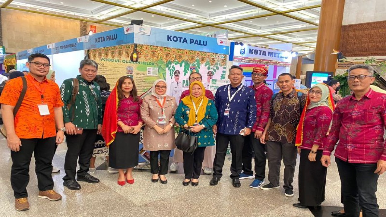 Wakil Wali Kota Palu, Reny A Lamadjido (lima dari kiri) berpose bersama pejabat Pemkot Palu pada momen Musrembangnas di Jakarta, Selasa (16/5/2023). ANTARA/HO-Humas Pemkot Palu