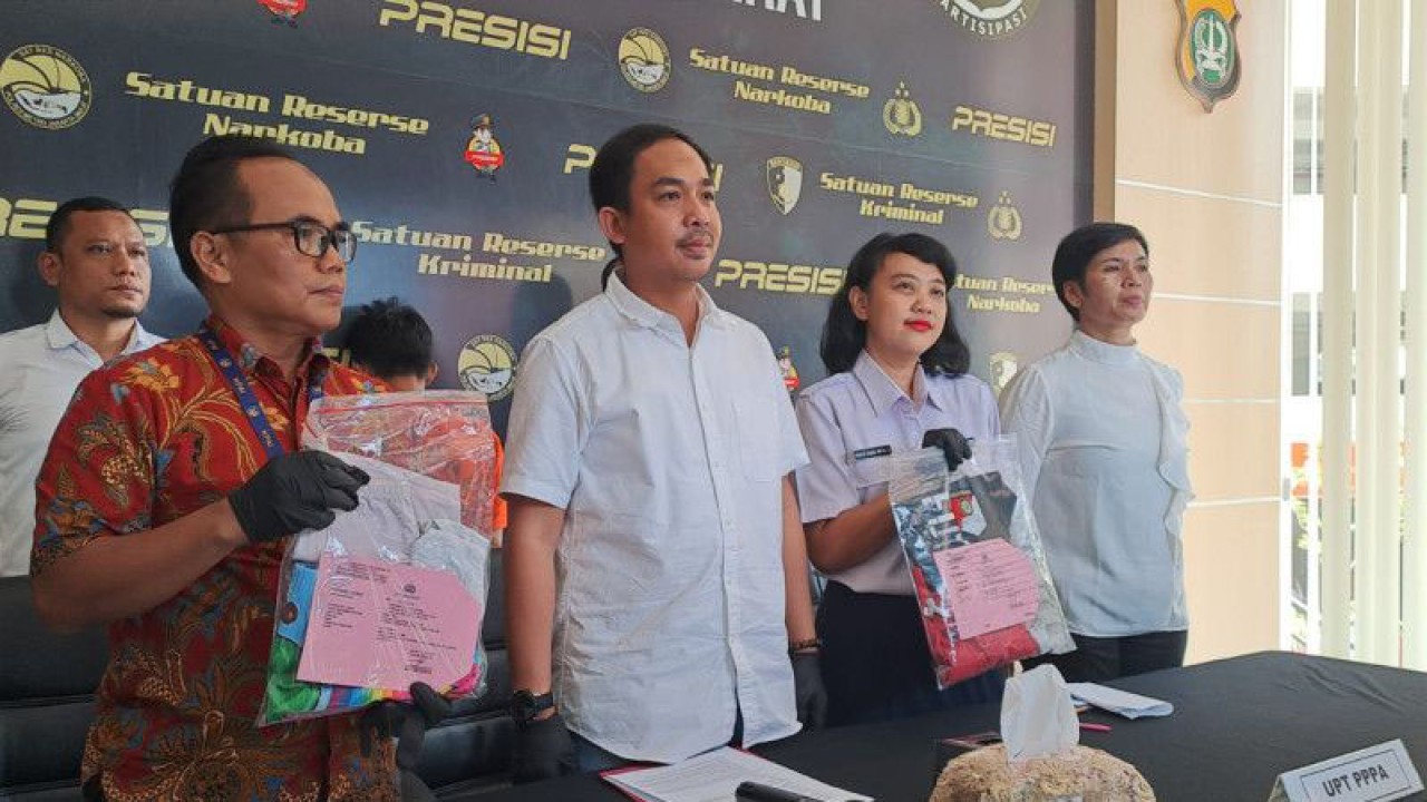 Kasat Reskrim Polres Jakarta Barat, Kompol Andri Kurniawan bersama Komisioner KPAI, Kawiyan dalam jumpa pers kasus pencabulan kepada anak di Palmerah, Jakarta Barat, Rabu (17/5/2023). ANTARA/Risky Syukur