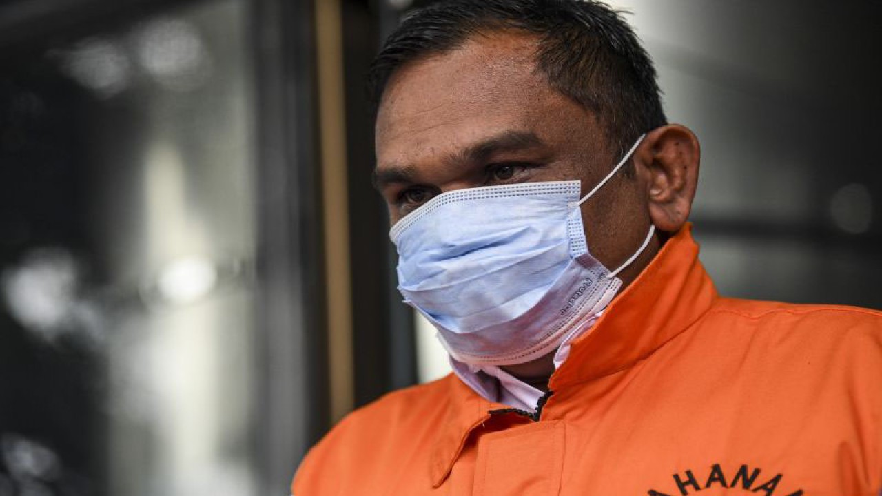 Tersangka kasus dugaan gratifikasi pembangunan Dermaga Sabang dari APBN 2006-2011 Izil Azhar alias Ayah Merin berjalan meninggalkan ruangan usai menjalani pemeriksaan di Gedung Merah Putih KPK, Jakarta, Kamis (9/2/2023).(ANTARA FOTO/M Risyal Hidayat/foc)