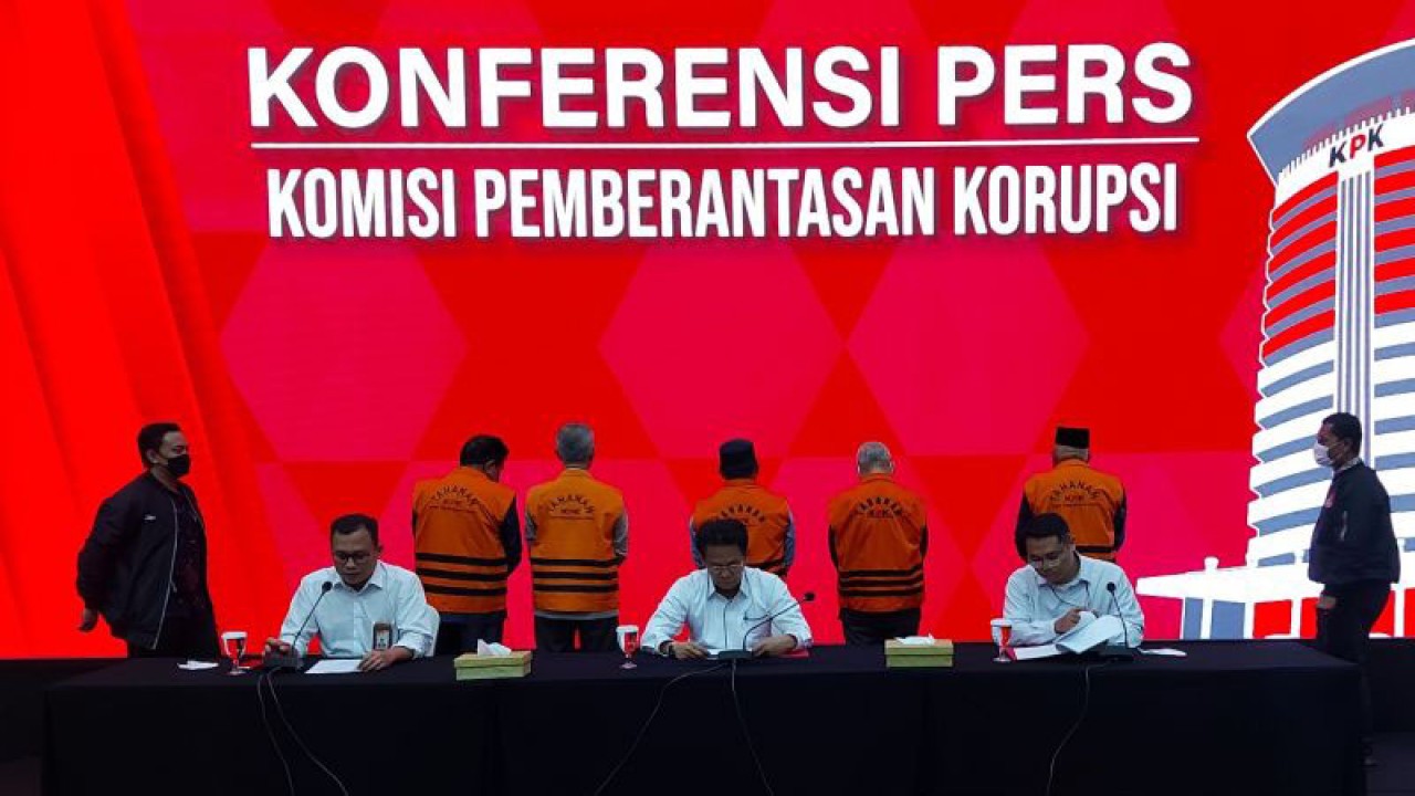 Komisi Pemberantasan Korupsi (KPK) hadirkan lima tersangka kasus dugaan suap pengesahan RAPBD Provinsi Jambi dalam jumpa pers di Gedung Merah Putih KPK, Jakarta Selatan, Senin (8/5/2023). ANTARA/Fianda Sjofjan Rassat