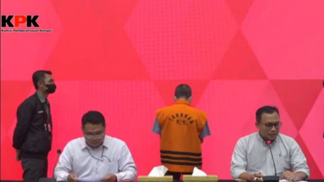 KPK menghadirkan seorang tersangka dugaan korupsi proyek pembangunan jalan di Bengkalis, Riau, dalam jumpa pers di Gedung Merah Putih KPK, Jakarta, Rabu (9/5/2023). (ANTARA/HO-KPK)