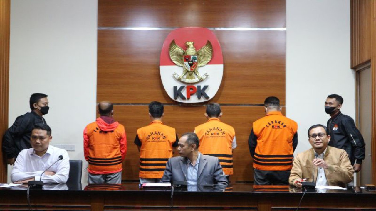 Komisi Pemberantasan Korupsi (KPK) menghadirkan para tersangka kasus dugaan korupsi suap dan penerimaan gratifikasi pengadaan CCTV dan penyedia jasa internet untuk proyek "Bandung Smart City" tahun anggaran 2022-2023, dalam konferensi pers yang digelar di Gedung Merah Putih KPK, Jakarta Selatan, Minggu (16/4/2023). ANTARA/Fianda Sjofjan Rassat.