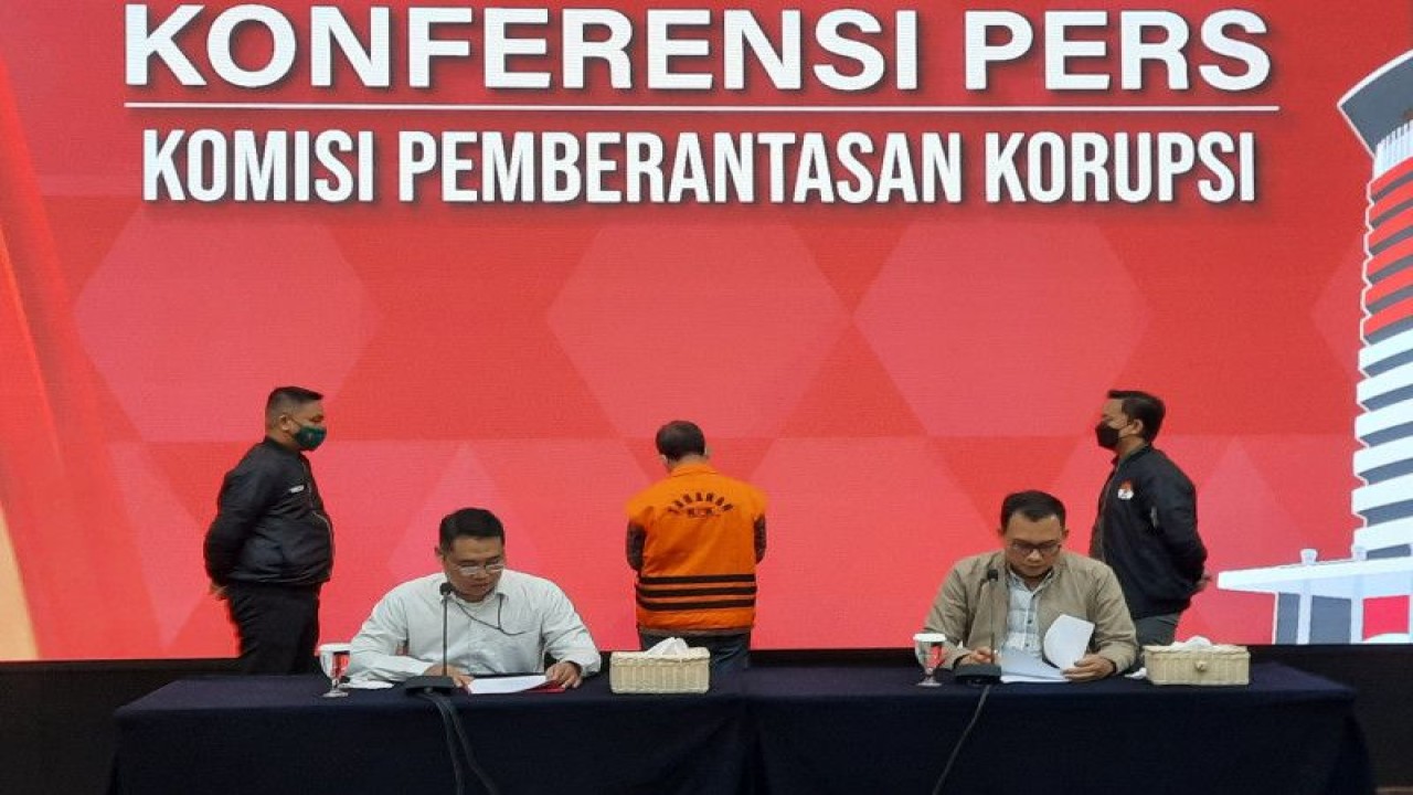 Plt. Deputi Penindakan dan Eksekusi KPK Asep Guntur dan Kepala Bagian Pemberitaan KPK Ali Fikri dalam konferensi pers di Gedung Merah Putih KPK, Jakarta, Selasa (16/5/2023). ANTARA/Fath Putra Mulya
