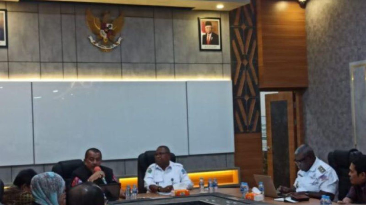 Ketua Satgas Koordinasi Pencegahan Korupsi KPK Dian Patria saat memimpin rapat monitoring bersama pejabat Kabupaten Sorong Selatan, Jumat (19/5/2023). (ANTARA/Yuvensius Lasa Banafanu)