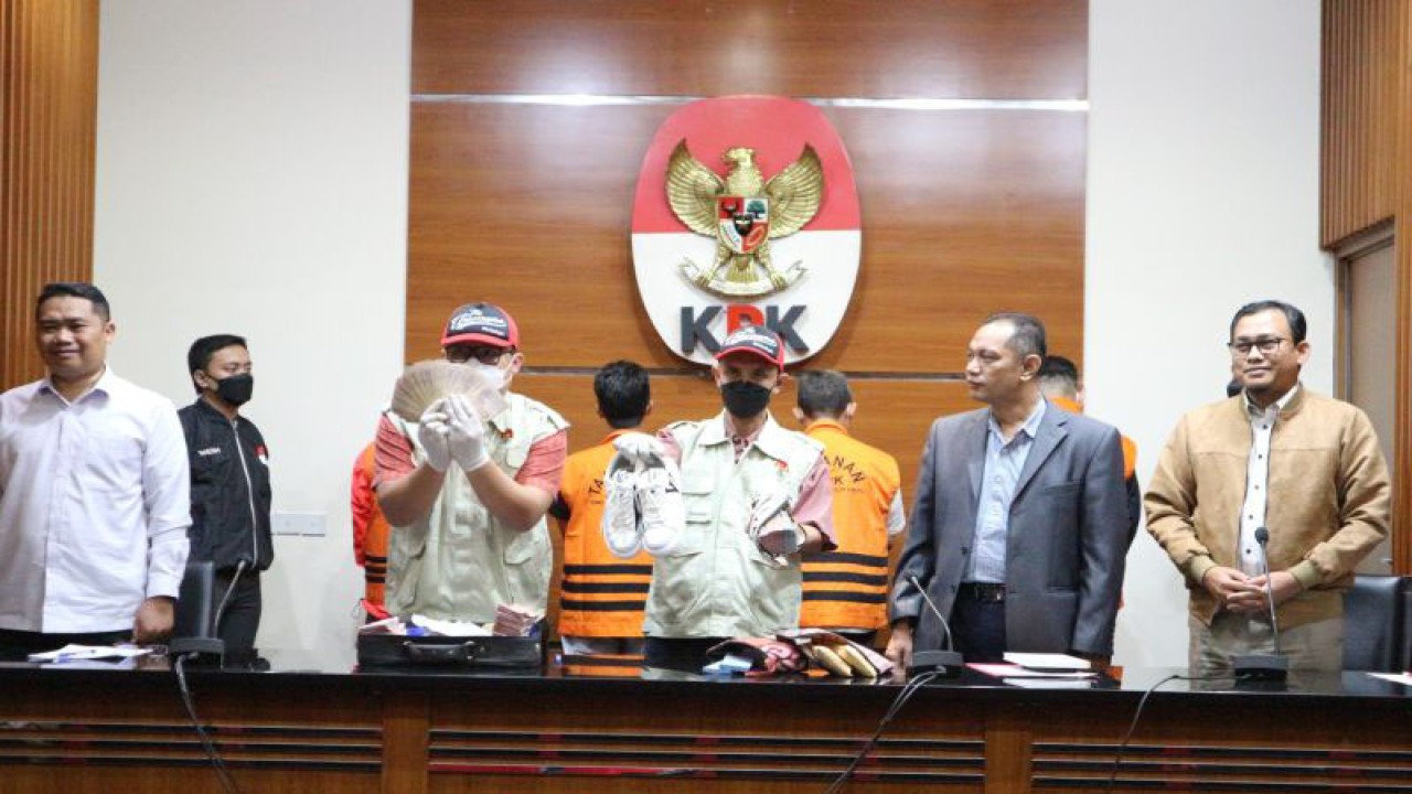 Komisi Pemberantasan Korupsi (KPK) menghadirkan para tersangka dan baranh bukti kasus dugaan korupsi suap dan penerimaan gratifikasi pengadaan CCTV dan penyedia jasa internet untuk proyek "Bandung Smart City" tahun anggaran 2022-2023, dalam konferensi pers yang digelar di Gedung Merah Putih KPK, Jakarta Selatan, Minggu (16/4/2023). ANTARA/Fianda Sjofjan Rassat.