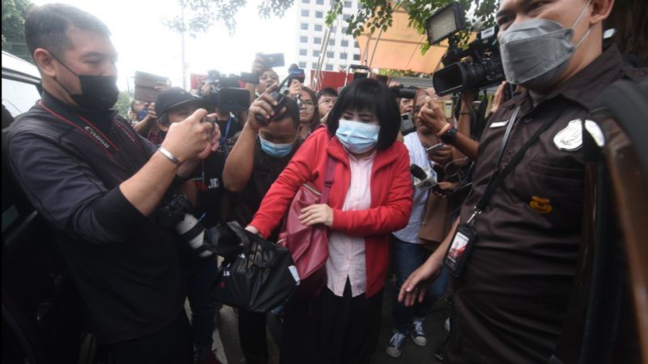 Mantan Kepala Seksi Peningkatan Kualitas Perumahan dan Kawasan Permukiman Suku Dinas Perumahan Rakyat dan Kawasan Permukiman Kota Jakarta Utara Selvy Mandagi bungkam usai dipanggil Komisi Pemberantasan Korupsi (KPK) untuk memberikan klarifikasi Laporan Harta Kekayaan Penyelenggaraan Negara (LHKPN) di Gedung Merah Putih KPK, Jakarta Selatan, Senin (23/5/2023). ANTARAFOTO/Indrianto Eko Suwarso