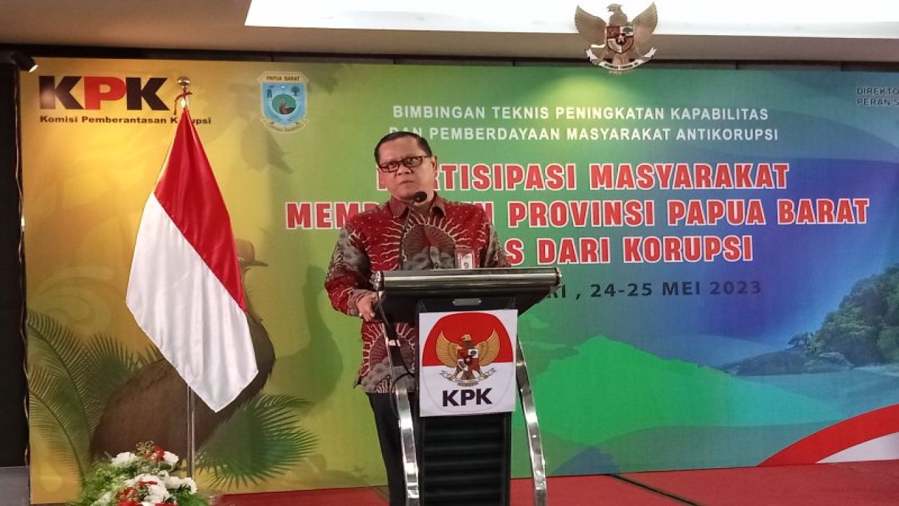 Deputi Pendidikan dan Peran Serta Masyarakat KPK RI Wawan Wardiana memberikan sambutan dalam bimbingan teknis peningkatan kapabilitas dan pemberdayaan masyarakat antikorupsi di Manokwari, Papua Barat, Rabu (24/5/2023). (ANTARA/Fransiskus Salu Weking)