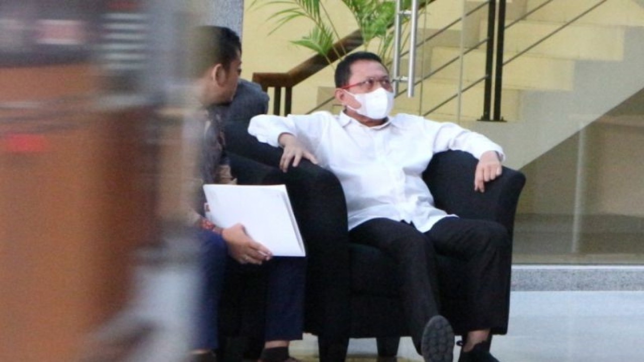Sekretaris Mahkamah Agung Hasbi Hasan (kanan) diperiksa penyidik Komisi Pemberantasan Korupsi (KPK) sebagai saksi dalam penyidikan kasus dugaan suap penanganan perkara di Mahkamah Agung, di Gedung Merah Putih KPK, Jakarta Selatan, Rabu (24/5/2023). ANTARA/Fianda Sjofjan Rassat