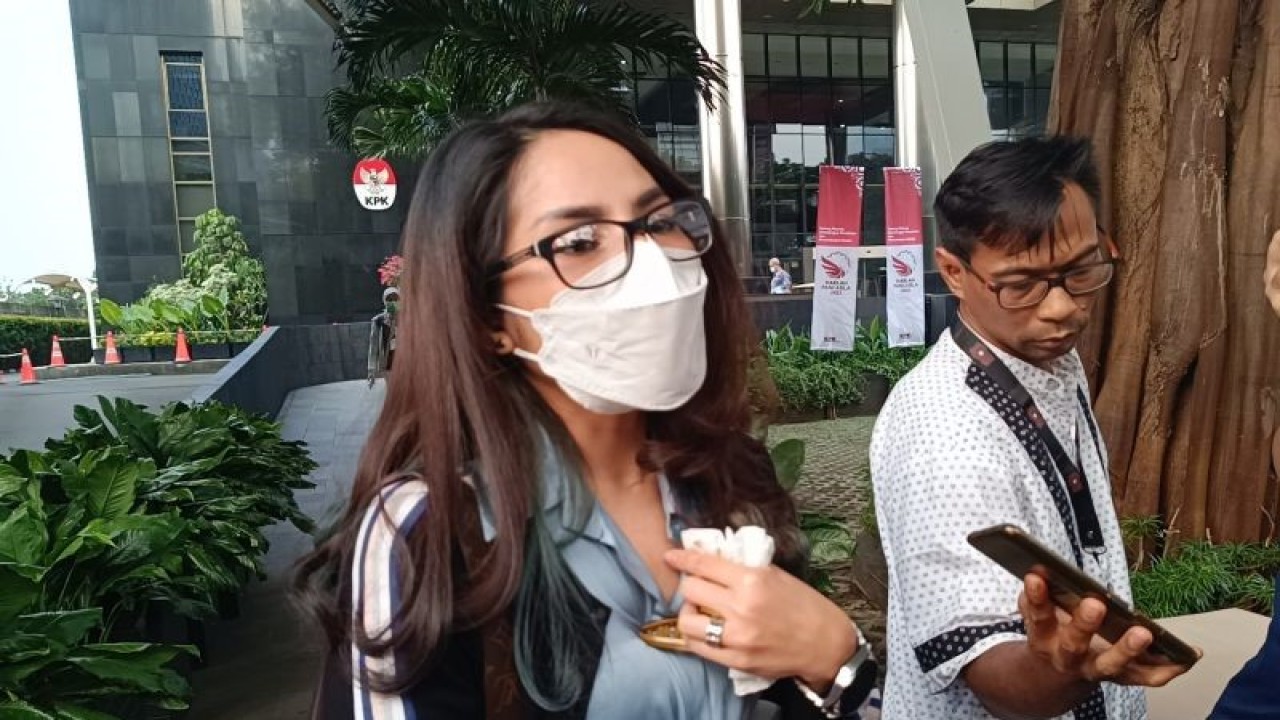 Windy Yunita Ghemary atau Windy "Idol" diperiksa sebagai saksi kasus dugaan suap penanganan perkara MA di Gedung KPK, Jakarta, Senin (29/5/2023). (ANTARA/Fianda Sjofjan Rassat)
