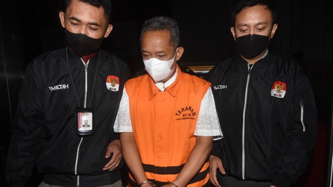 Wali Kota Bandung Yana Mulyana (tengah) berjalan menuju mobil tahanan usai ditetapkan sebagai tersangka pasca terjaring OTT di Gedung Merah Putih KPK, Jakarta, Minggu (16/4/2023). KPK menetapkan enam orang tersangka diantaranya Wali Kota Bandung dan pejabat di Dinas Perhubungan Kota Bandung dalam Operasi Tangkap Tangan (OTT) terkait kasus tindak pidana suap pengadaan CCTV dan jasa penyedia jaringan internet yang merupakan bagian dari program Bandung Smart City. ANTARA FOTO/Indrianto Eko Suwarso/pras.
