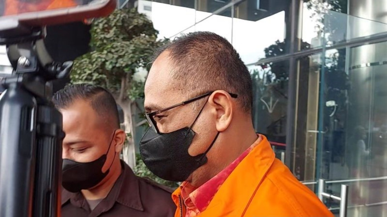 Mantan pejabat Direktorat Jenderal (Ditjen) Pajak Rafael Alun Trisambodo dikawal petugas menuju Rutan KPK usai menjalani pemeriksaan perdana sebagai tersangka kasus dugaan penerimaan gratifikasi di Gedung Merah Putih KPK, Jakarta Selatan, Senin (10/4/2023). ANTARA/Fianda Sjofjan Rassat