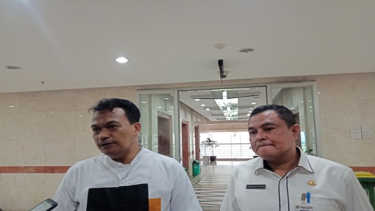 Ketua KPU jakarta Barat, Cucum Sumardi didampingi Asisten Pemerintahan Jakarta Barat, Firmanudin sedang memberi keterangan mengenai persiapan Jakarta Barat menyambut pemilu 2024 mendatang, Jumat (19/5/2023). ANTARA/Risky Syukur