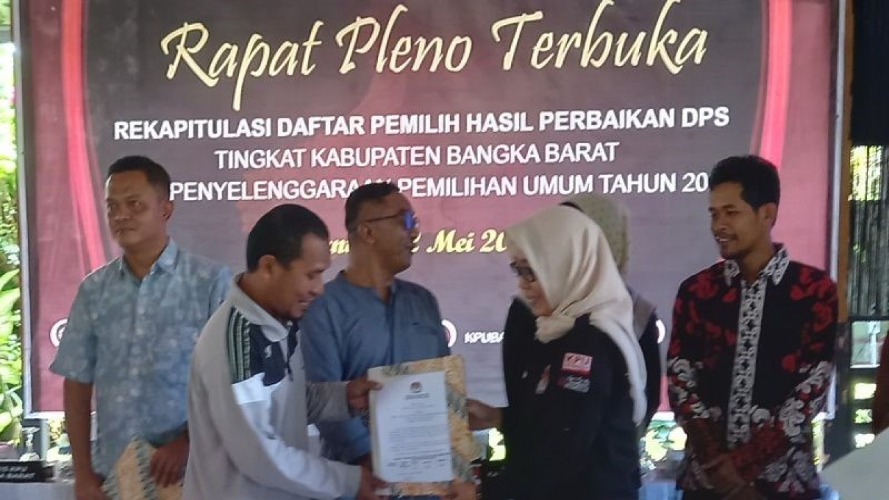 Anggota KPU Kabupaten Bangka Barat Hennya Afriana (kanan) menyerahkan data DPS hasil pemutakhiran kepada perwakilan partai politik peserta Pemilu 2024, di Mentok, Jumat 12/5/2023). ANTARA/ Donatus Dasapurna.