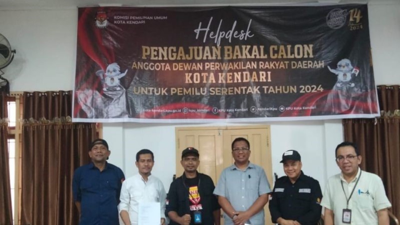 Kumisioner KPU dan Bawaslu Kota Kendari saat foto bersama di ruangan di ruang help desk pengajuan bakal calon anggota DPRD. (Antara/La Ode Muh Deden Saputra)