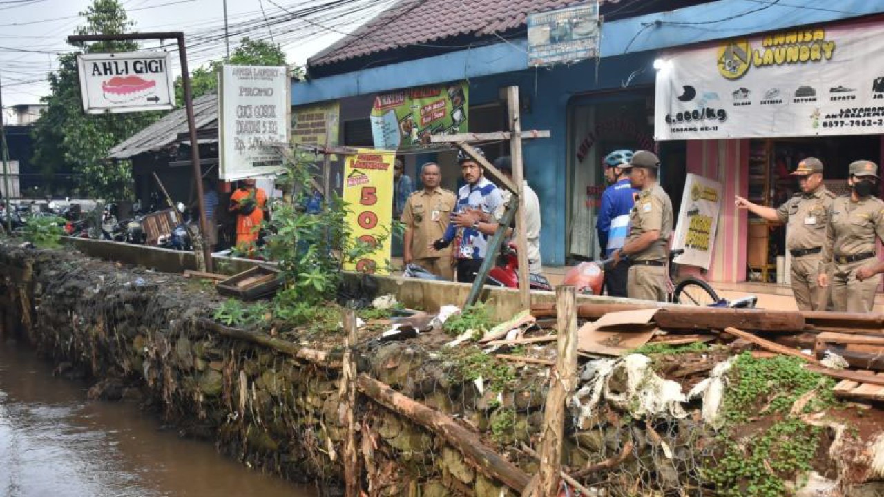 Wali Kota Administrasi Jakarta Timur Muhammad Anwar saat meninjau Kali Baru Hek, Kramat Jati, Jakarta Timur, Selasa (23/5/2023). ANTARA/HO-Kominfotik Jakarta Timur