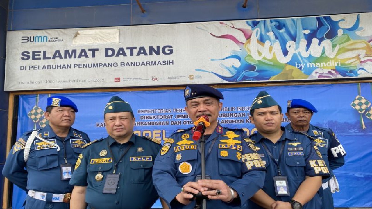Kepala Kantor Kesyahbandaran dan Otoritas Pelabuhan (KSOP) Kelas I Banjarmasin Agustinus Maun (tengah) saat memberikan keterangan pers setelah melaksanakan Upacara Penutupan Posko Angkutan Laut Lebaran 2023 di Pelabuhan Trisakti Banjarmasin, Kalimantan Selatan, Senin (8/5/2023). (ANTARA/Tumpal Andani Aritonang)