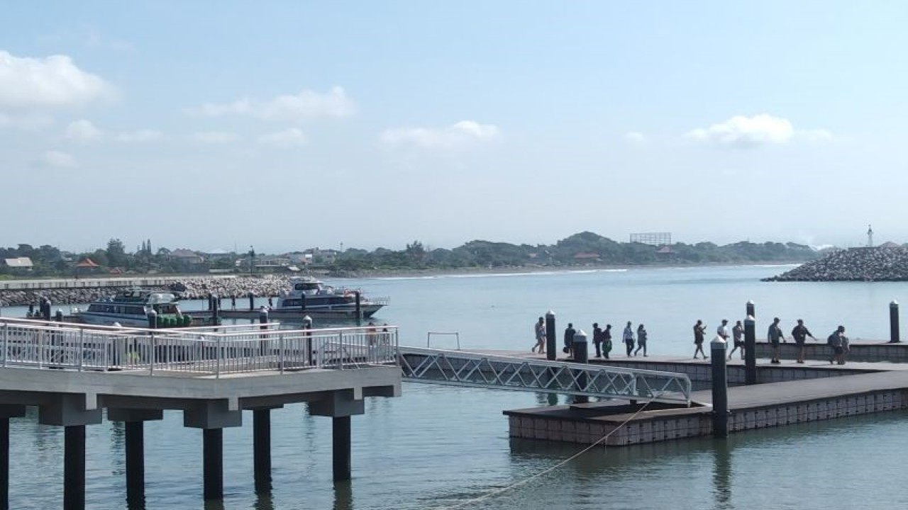 Sejumlah calon penumpang bersiap menaiki kapal cepat menuju Nusa Penida di Pelabuhan Sanur, Denpasar, Provinsi Bali, Jumat (12/5/2023) FOTO ANTARA/Dewa Ketut Sudiarta Wiguna