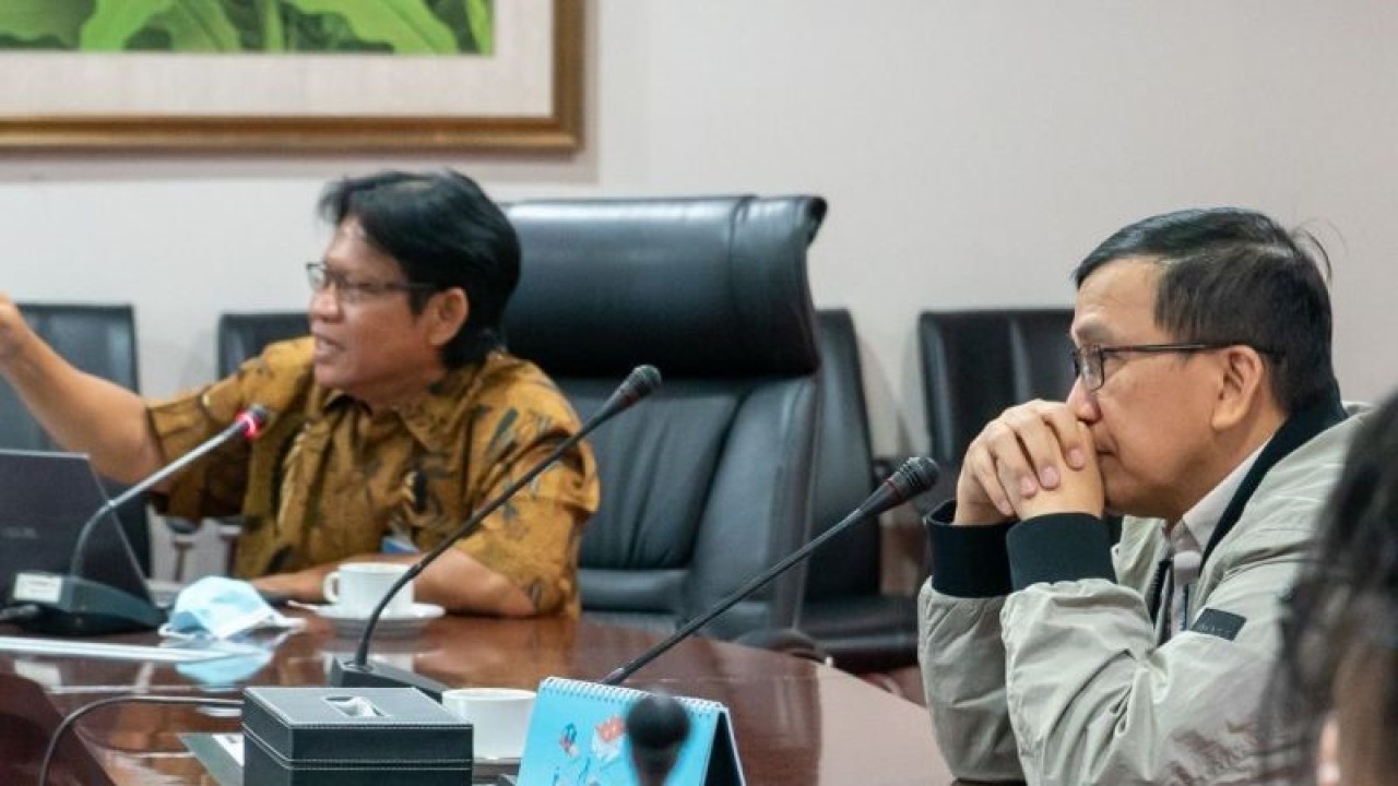Tenaga Ahli Utama Kantor Staf Presiden Brigjen TNI (Purn) dr. Noch T Mallisa menerima audiensi Pakar Sanitasi Universitas Diponegoro (Undip) Semarang Dr. dr Budi Laksono, MHSc, di Gedung Bina Graha Jakarta, Rabu (10/5/2023). (ANTARA/HO-Kantor Staf Presiden)