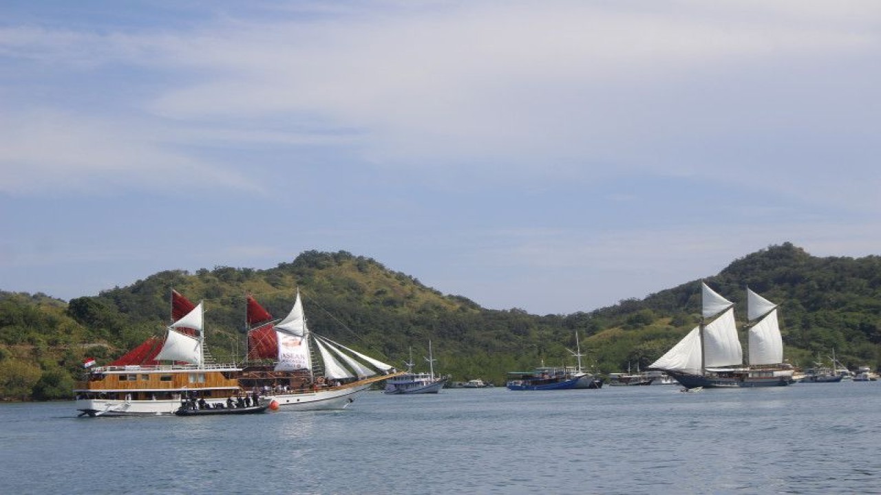 Prajurit TNI melakukan pengamanan di perairan belakang Hotel Meruorah yang menjadi lokasi utama KTT ke-42 ASEAN, Labuan Bajo, Manggarai Barat, NTT, Rabu (10/5/2023). (ANTARA/Fransiska Mariana Nuka)