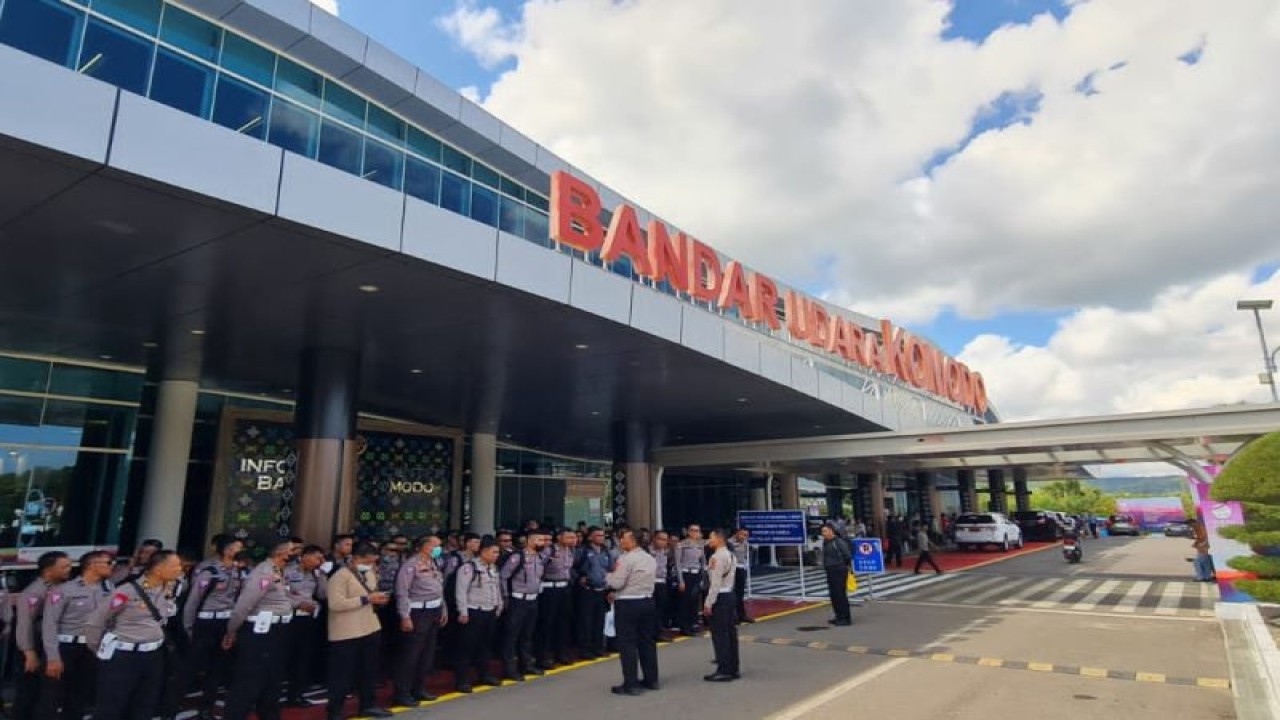 Personel Dit Lantas Polda Sultra yang ditugaskan mengamankan KTT ASEAN di Labuan Bajo, NTT. (Antara/La Ode Muh Deden Saputra)