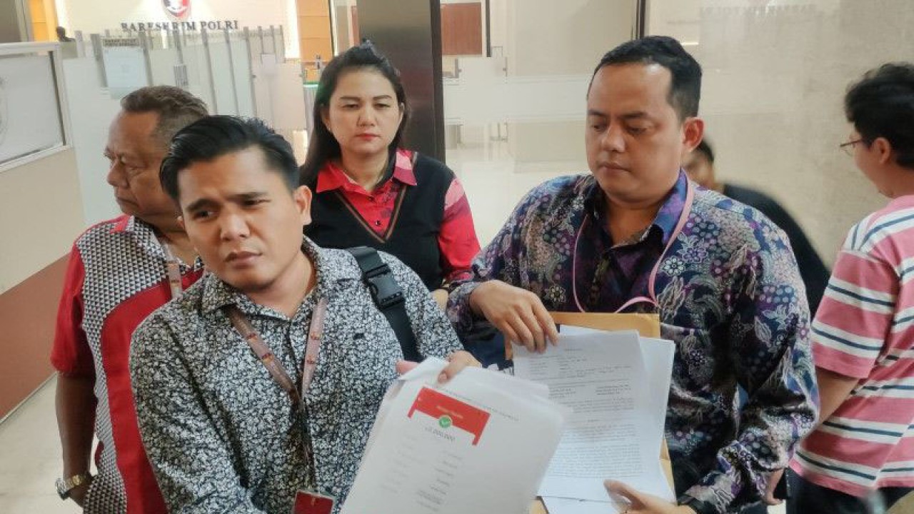 Tim Kuasa Hukum korban kasus dugaan penipuan penjualan tiket konser Coldplay secara daring memperlihatkan bukti surat laporan polisi yang dilayangkan ke Bareskrim Polri, Jakarta, Jumat (19/5/2023). (ANTARA/Laily Rahmawaty)