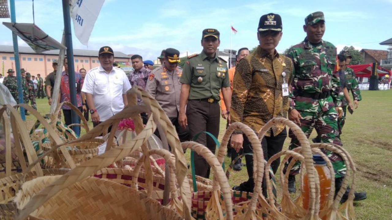 Bupati Kudus Hartopo bersama Komandan Korem 073 Makutarama Kolonel Inf Purnomosidi didampingi Dandim 0722/Kudus Letkol Inf Andreas Yudhi Wibowo dan Kapolres Kudus AKBP Dydit Dwi Susanto saat meninjau gerai UMKM usai pembukaan TMMD di Lapangan Desa Gulang, Mejobo, Kudus, Rabu (10/5/2023). (ANTARA/Akhmad Nazaruddin Lathif)