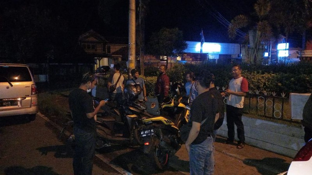 Tim Buru Sergap Kepolisian Resor Kulon Progo melakukan pembinaan terhadap pemuda yang nongkrong di angkringan di wilayah Tugu Pensil Sentolo. ANTARA/HO-Humas Polres Kulon Progo