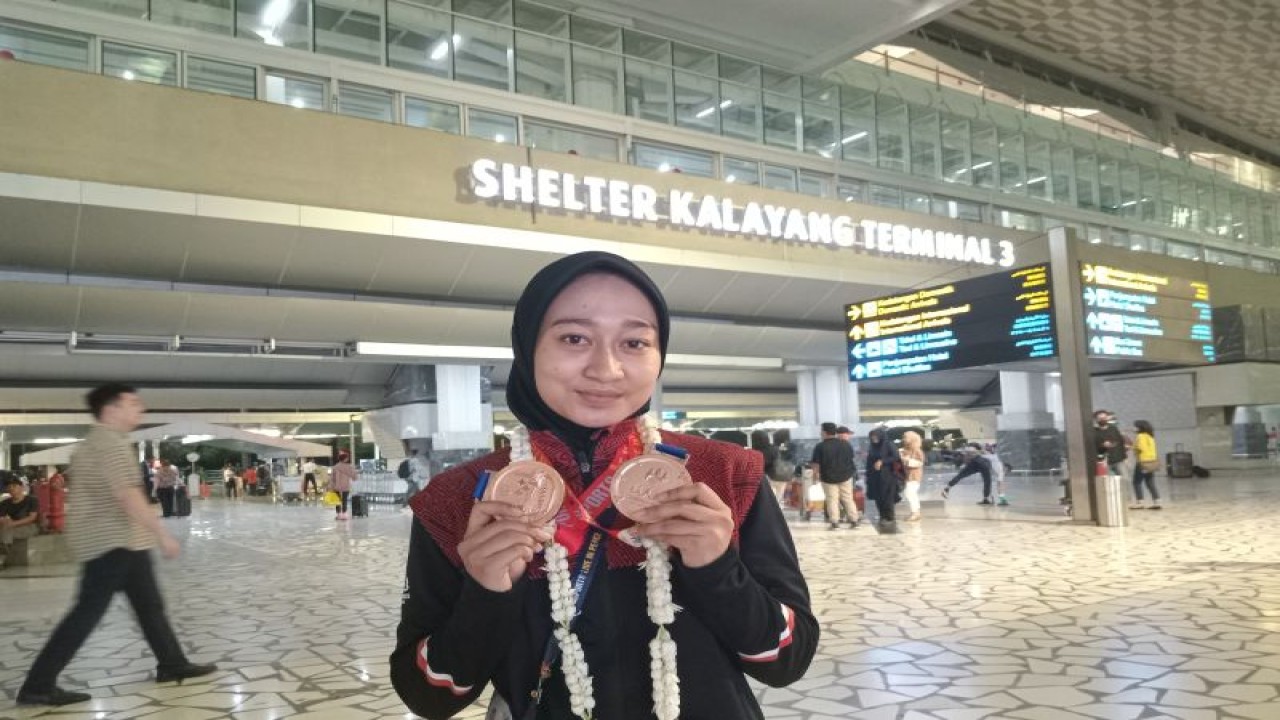 Atlet kun bokator putri Desyla Anggraini berpose setelah mengikuti upacara penyambutan atlet SEA Games di Bandara Soekarno-Hatta, Tangerang, Rabu (10/5/2023). (ANTARA/RAUF ADIPATI)