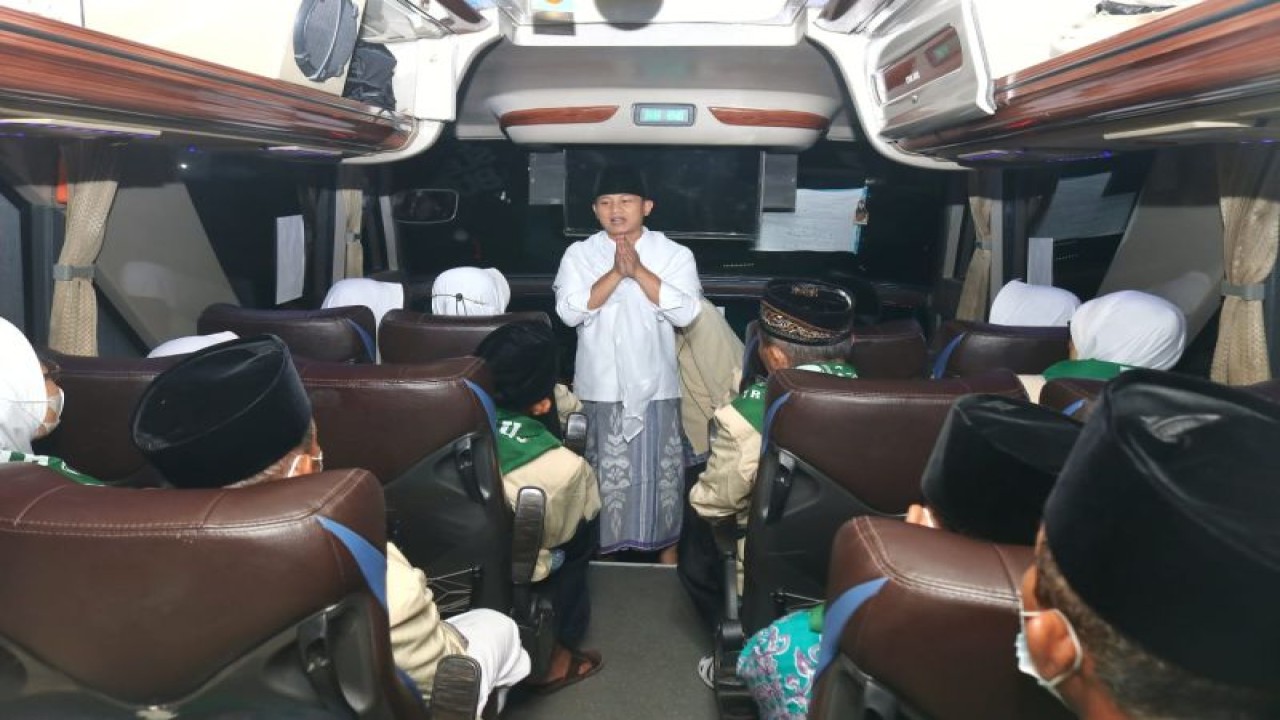 Bupati Trenggalek Mochamad Nur Arifin (tengah) memberi salam dan mendoakan rombongan calhaj saat proses pemberangkatan dari halaman Pendopo Kabupaten Trenggalek (ANTARA/HO - JP)