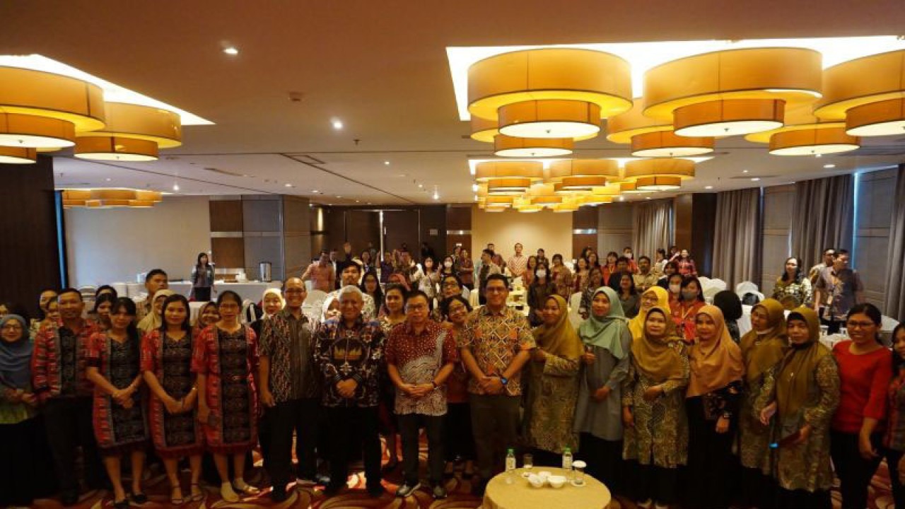 Peserta sosialisasi berfoto bersama sebelum dimulainya sosialisasi Kurikulum Merdeka oleh Pusat Kurikulum dan Pembelajaran Badan Standar Kurikulum dan Asesmen Pendidikan Kemendikbudristek di Medan, Sumut, Jumat (19/5/2023). (FOTO ANTARA/Juraidi)